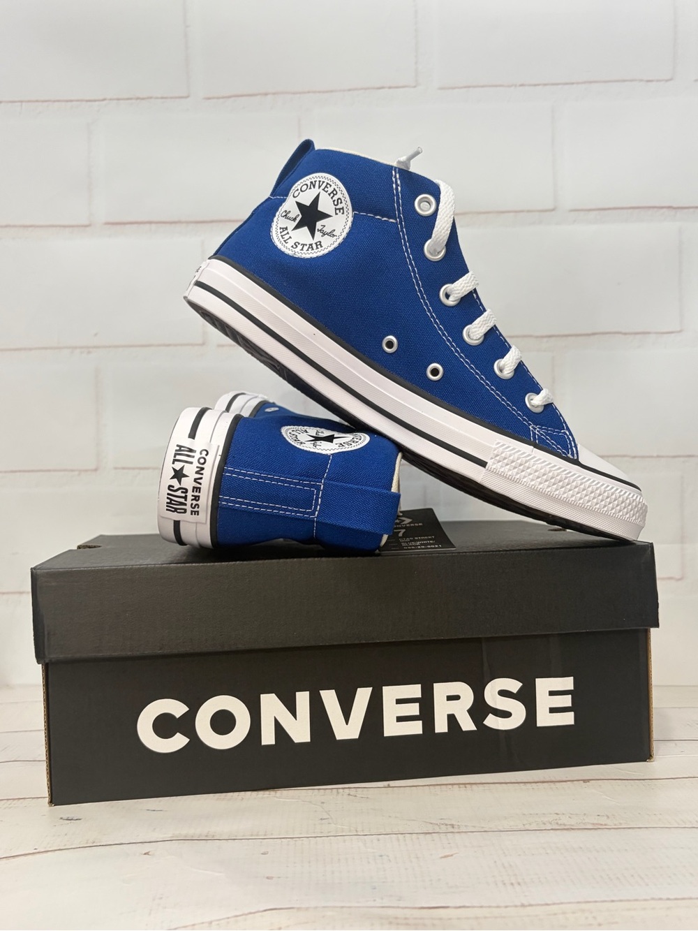 Converse Chuck Taylor All Star Unisex 7M/ 9W Lace-Up High-Top Sneakers NIB